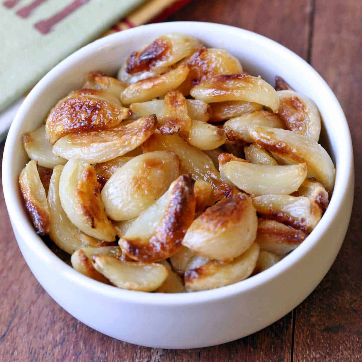 Pre-Seasoned Cast Iron Garlic Roaster Bake and Serve Fresh Roasted Garlic  for Kitchen Oven