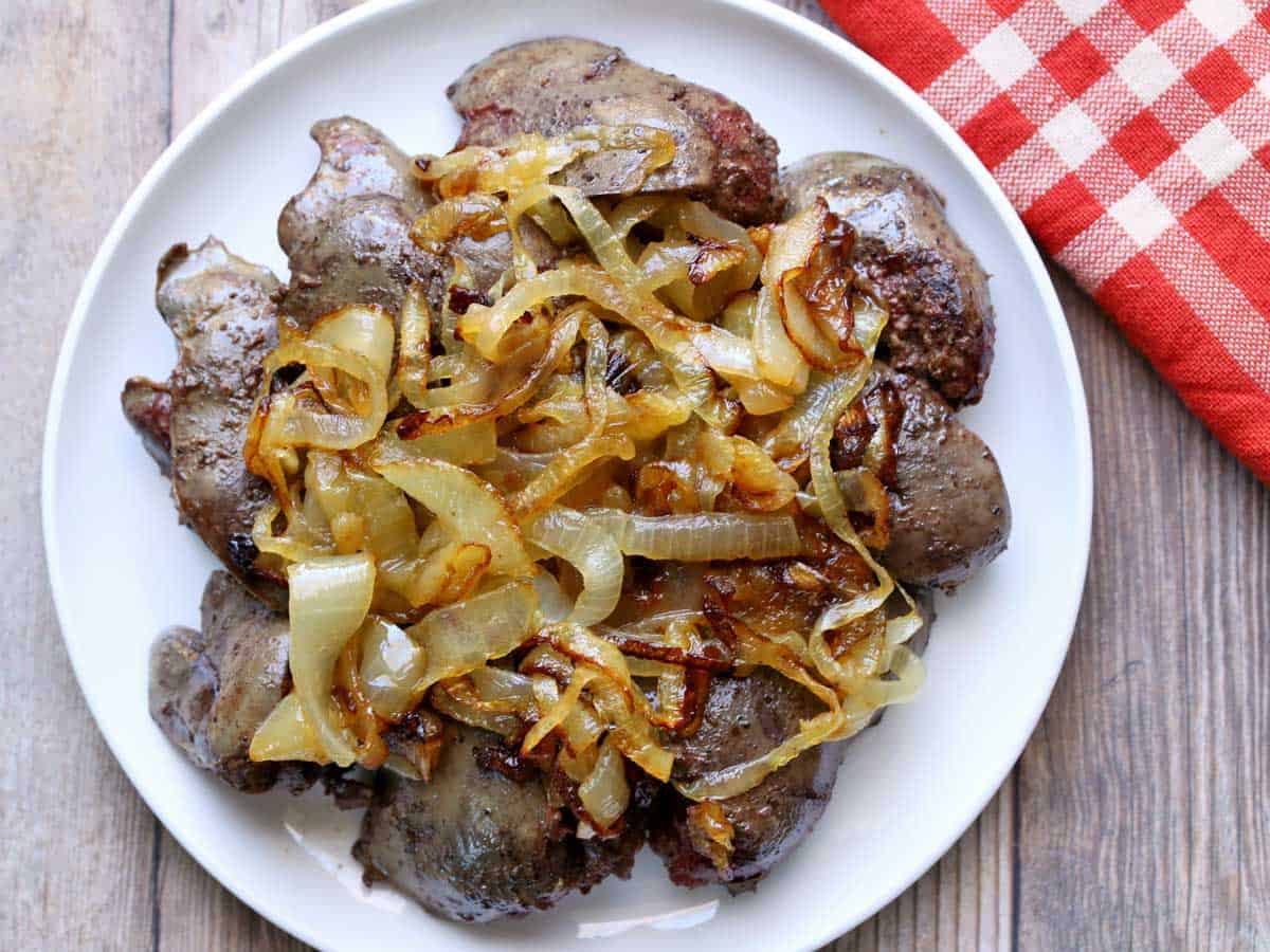 Sauteed chicken livers topped with caramelized onions. 