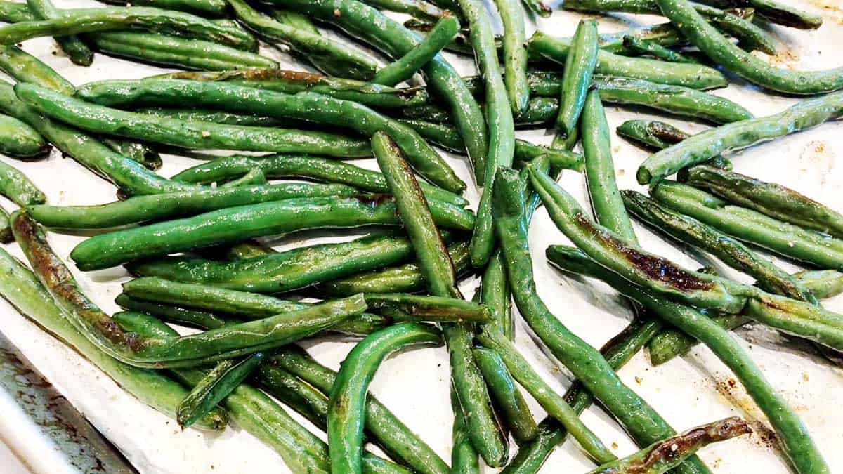 The green beans are ready in the pan. 