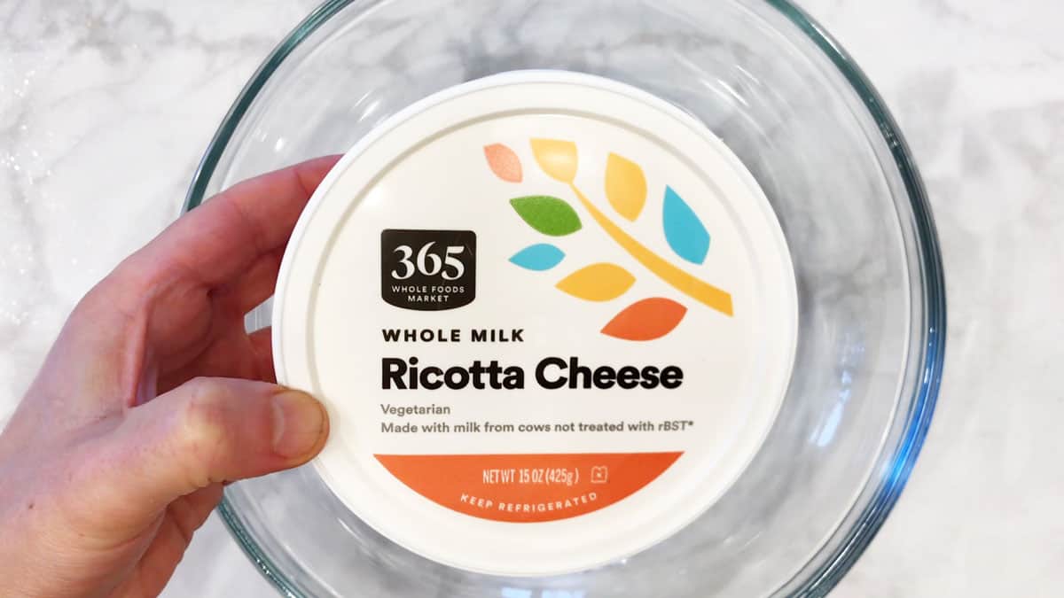 یک ظرف پنیر ریکوتا با شیر کامل. 