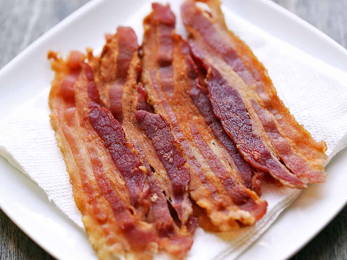 is it safe to microwave raw bacon?