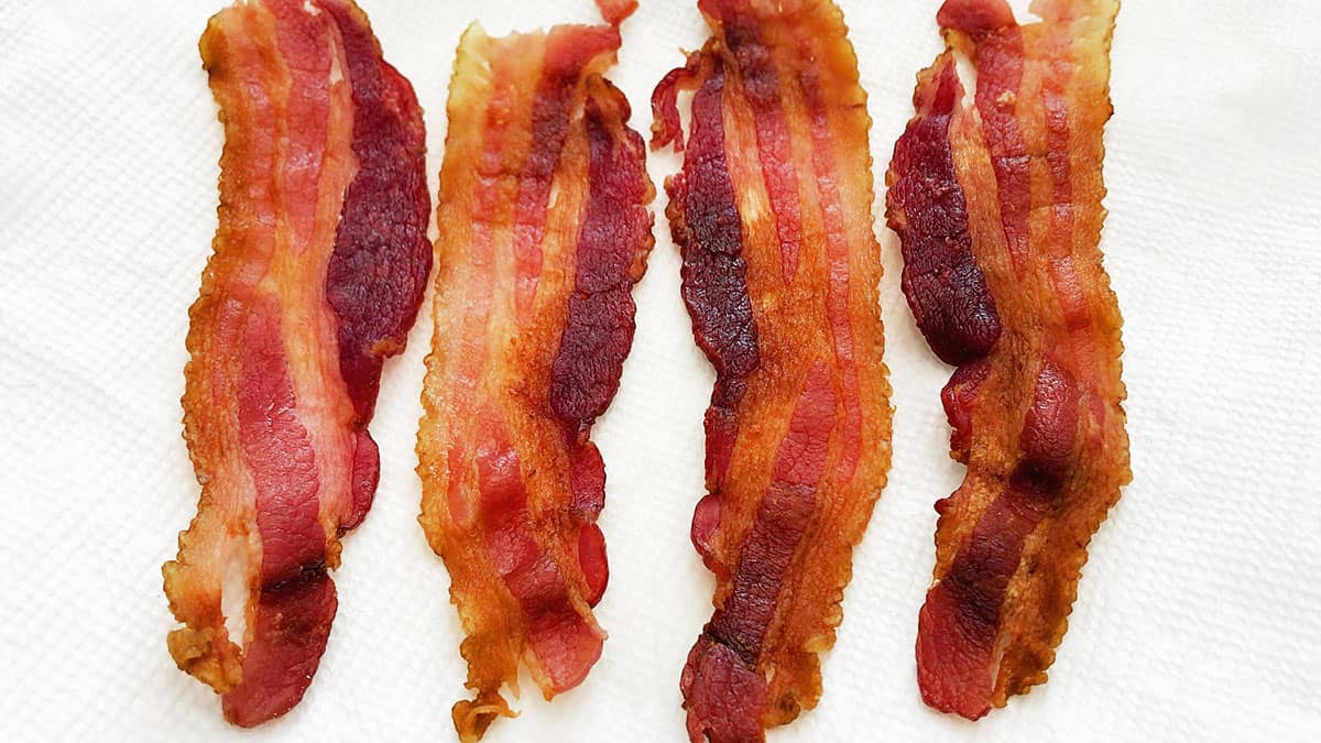 The bacon is ready - served on paper towels. 