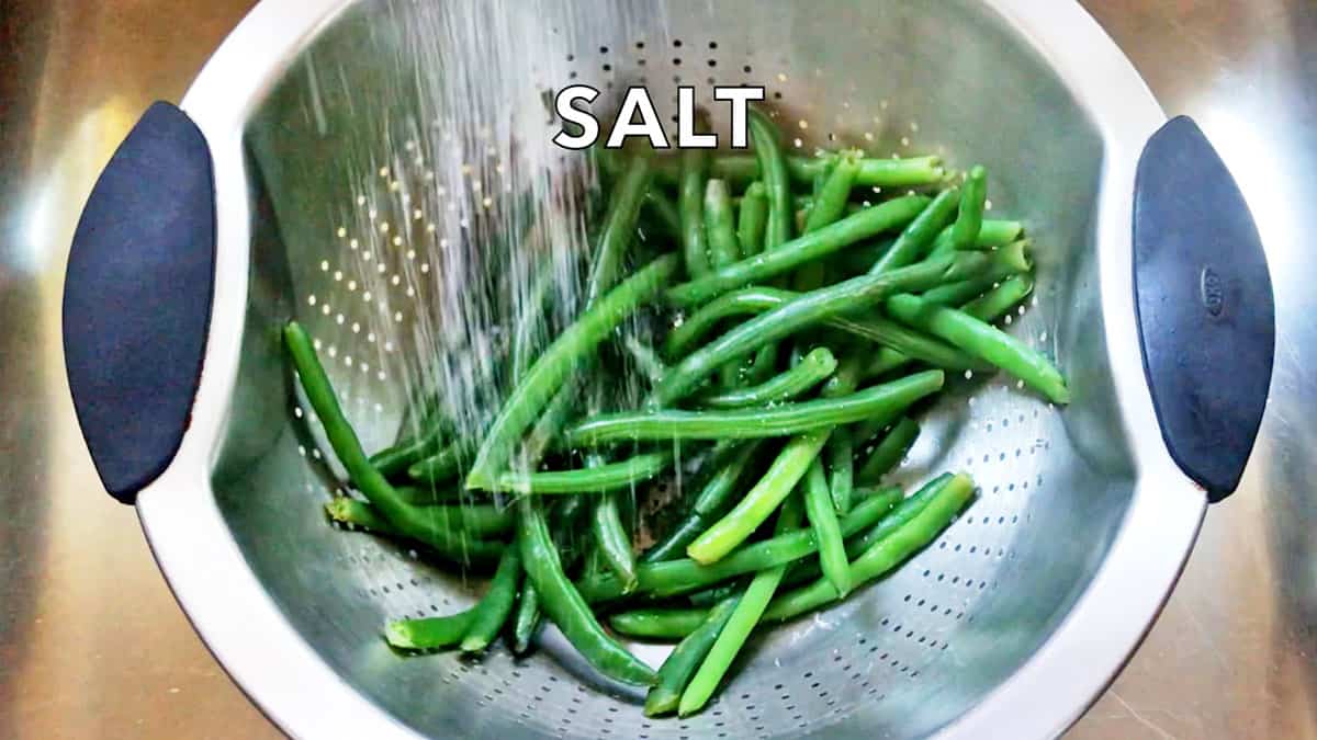 Drain the beans and season them with salt. 