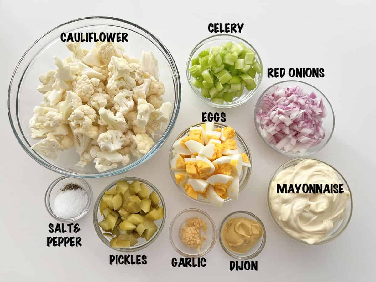 Los ingredientes necesarios para hacer una ensalada de papas con coliflor. 