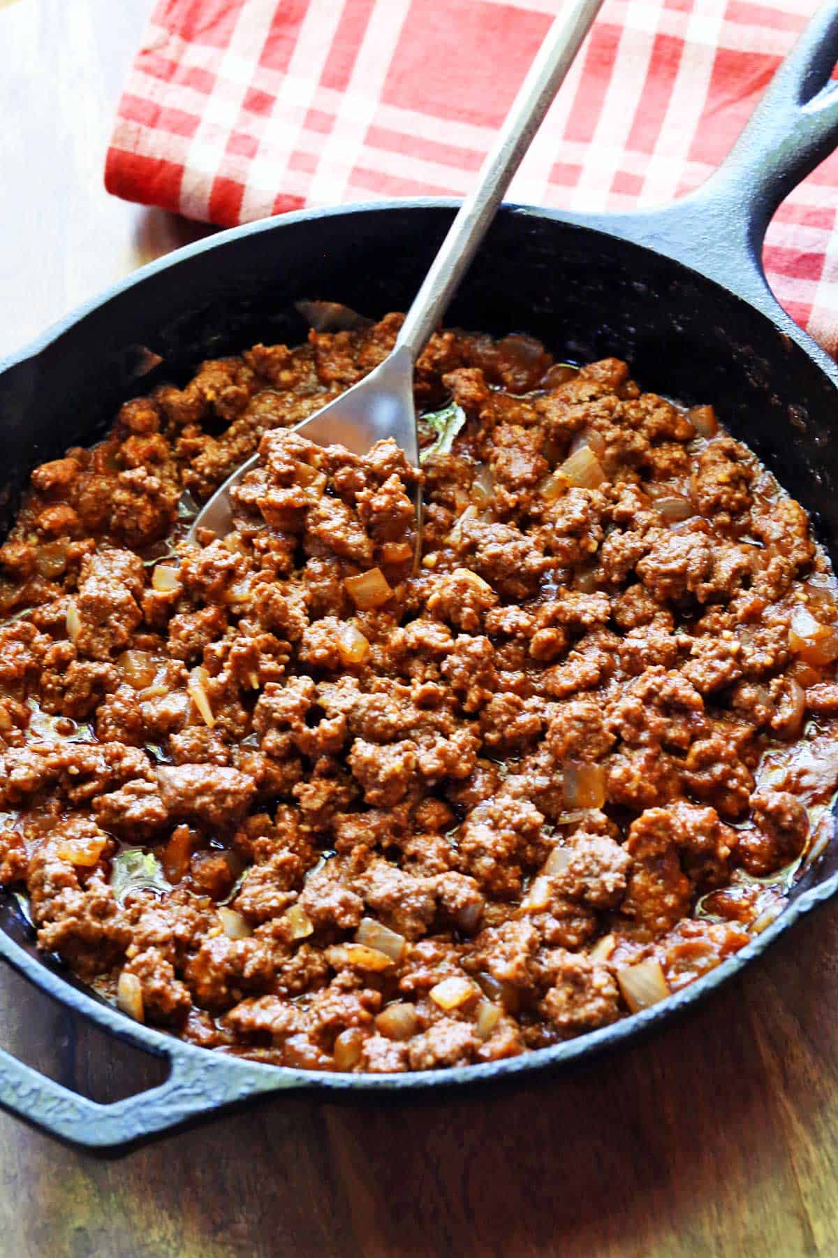 Keto sloppy joes served in a cast-iron skillet. 