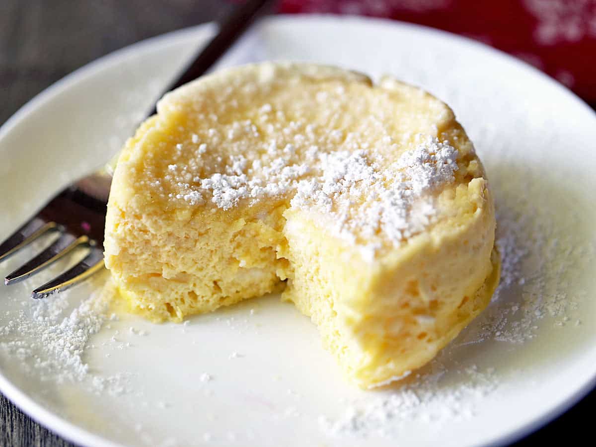 Tarta de queso en microondas servida en un plato blanco. 