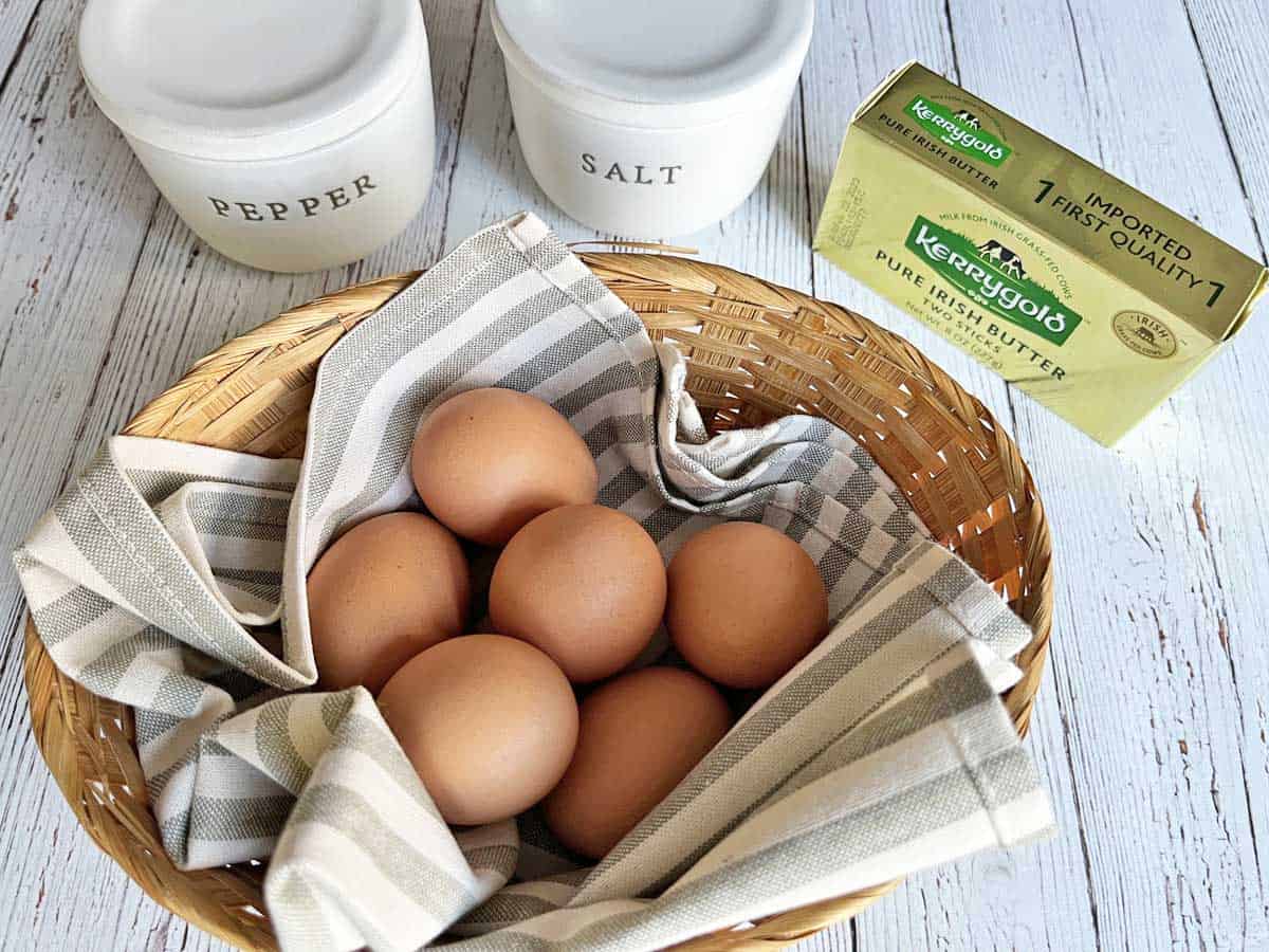 Los ingredientes necesarios para hacer huevos revueltos. 