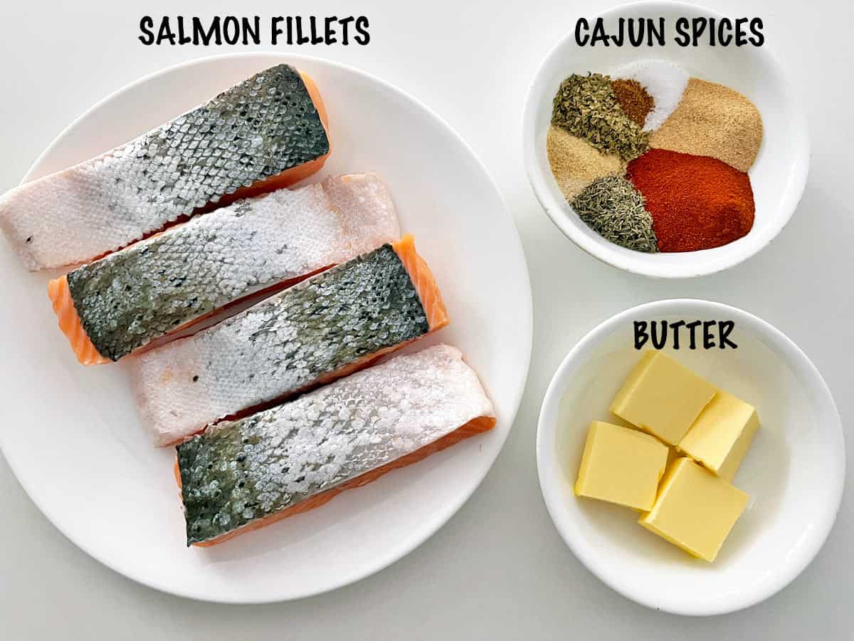 Los ingredientes necesarios para hacer salmón ennegrecido. 