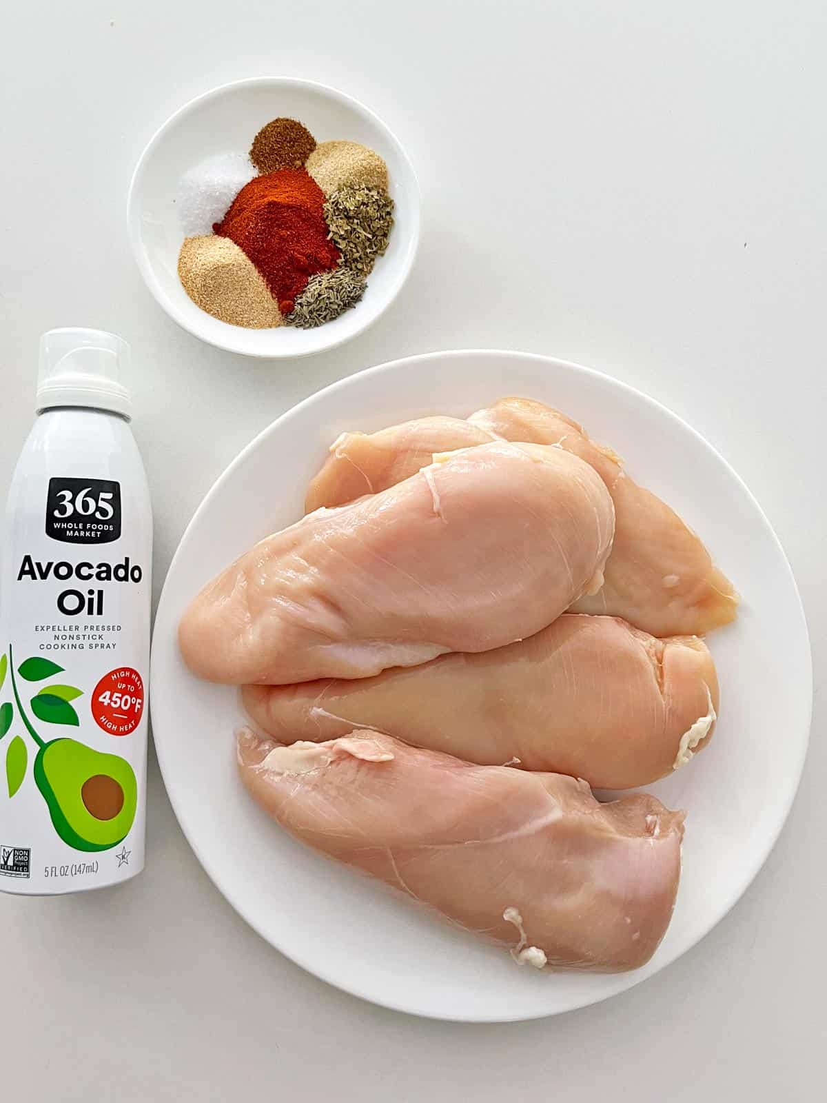 Los ingredientes necesarios para hacer pollo cajún. 