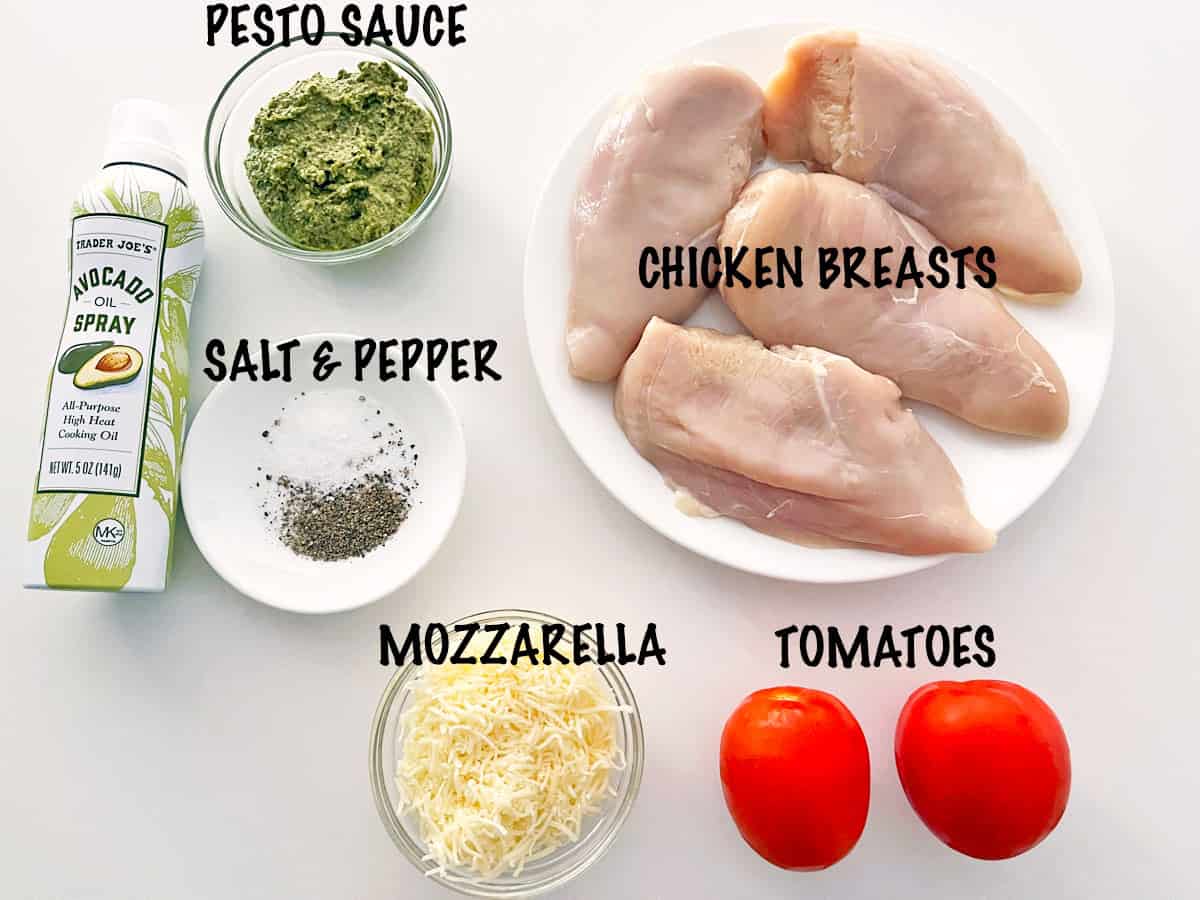 Los ingredientes necesarios para hacer pollo al pesto. 