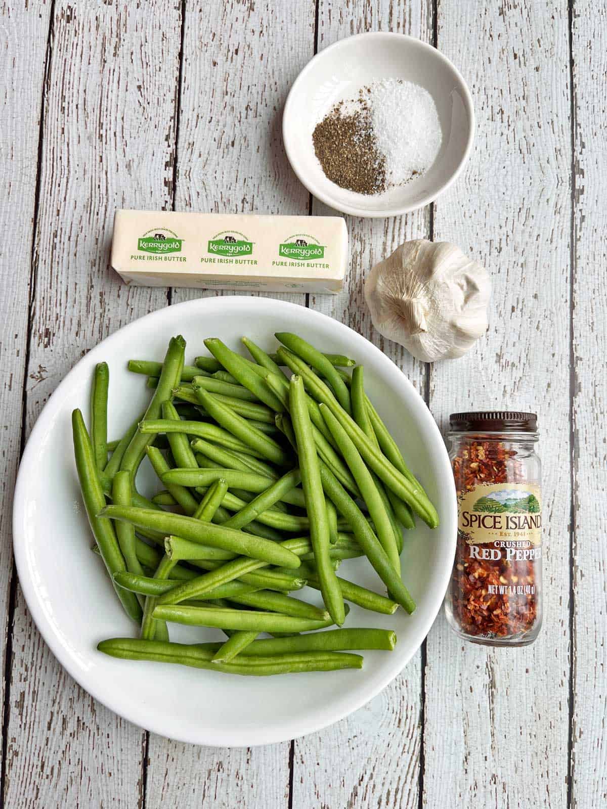 The ingredients needed to saute green beans. 