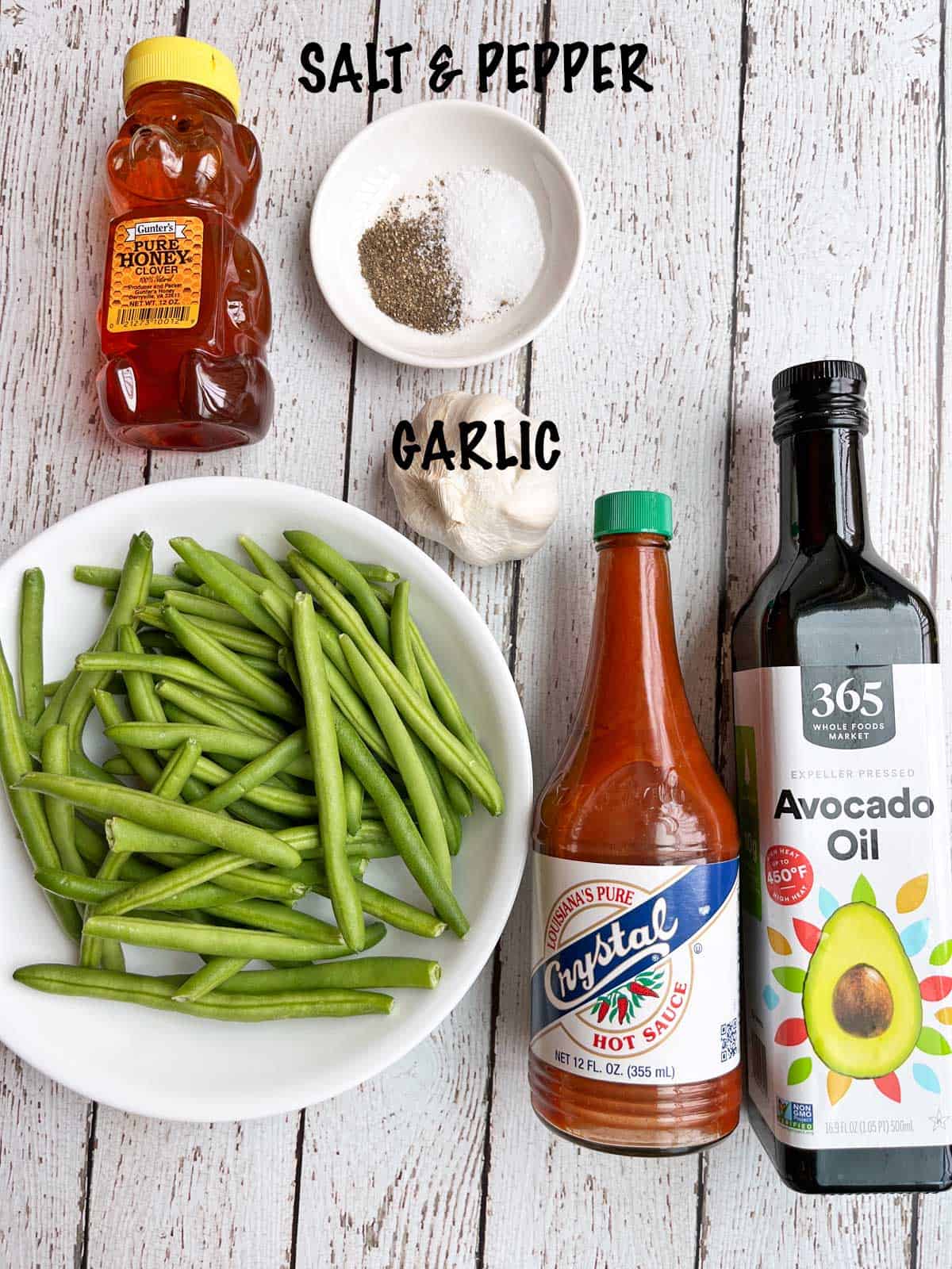 The ingredients needed to make spicy green beans. 