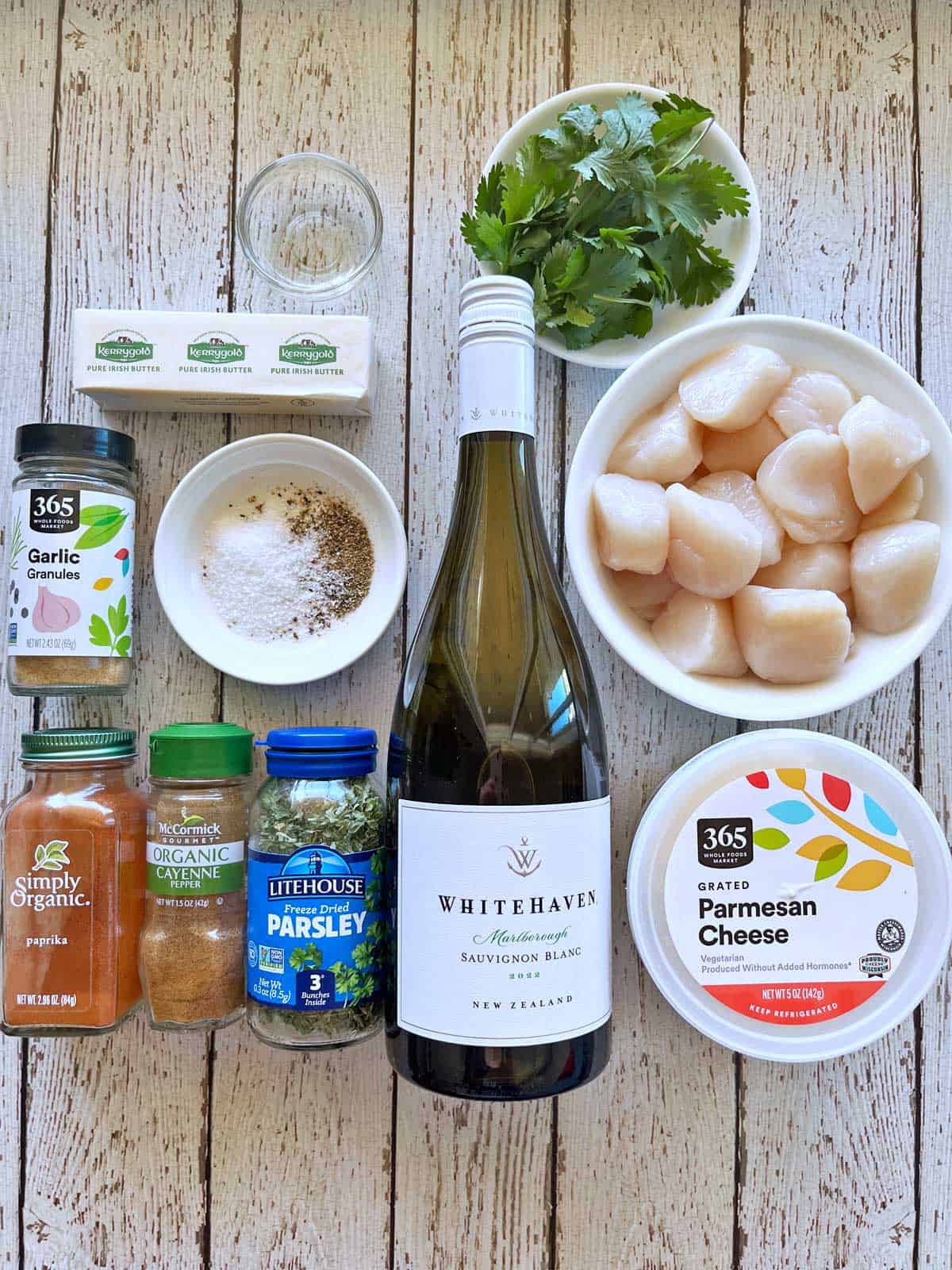 The ingredients needed to bake scallops. 
