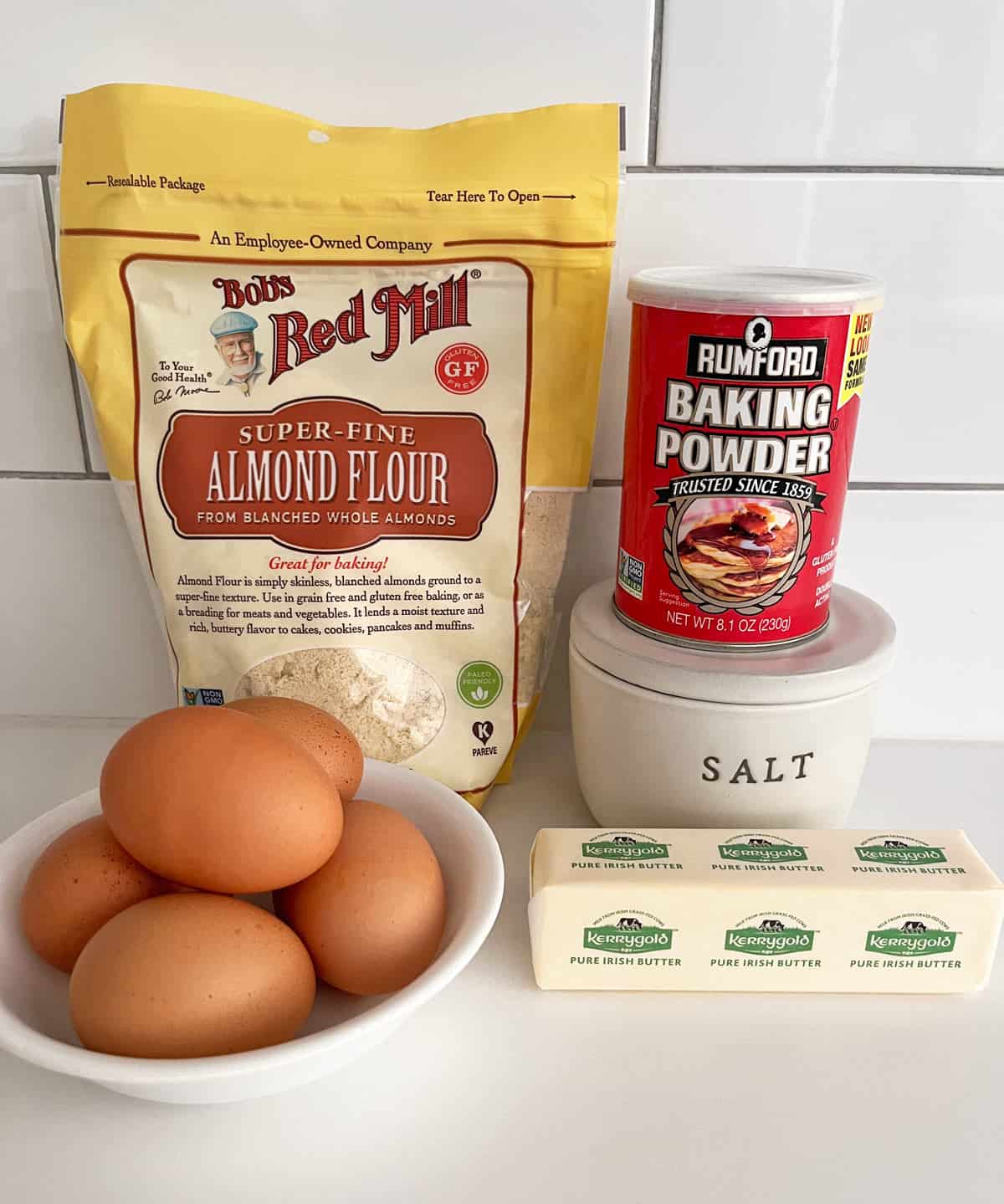 The ingredients needed to make a keto bread with almond flour. 
