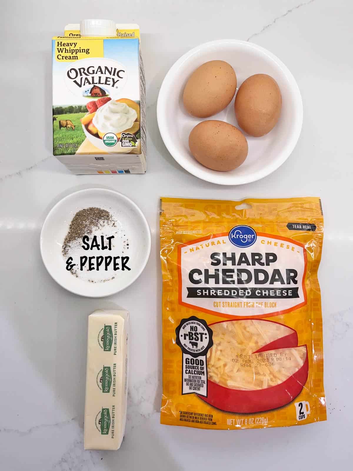 The ingredients needed to make microwave eggs. 