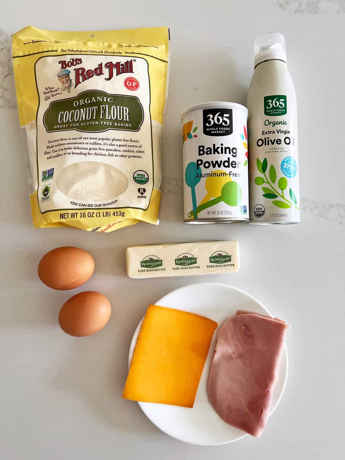 The ingredients needed to make a keto breakfast sandwich. 