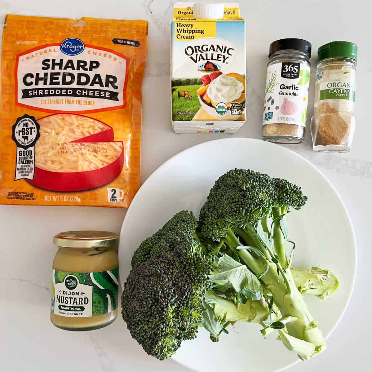 The ingredients needed to make a keto cheese sauce. 