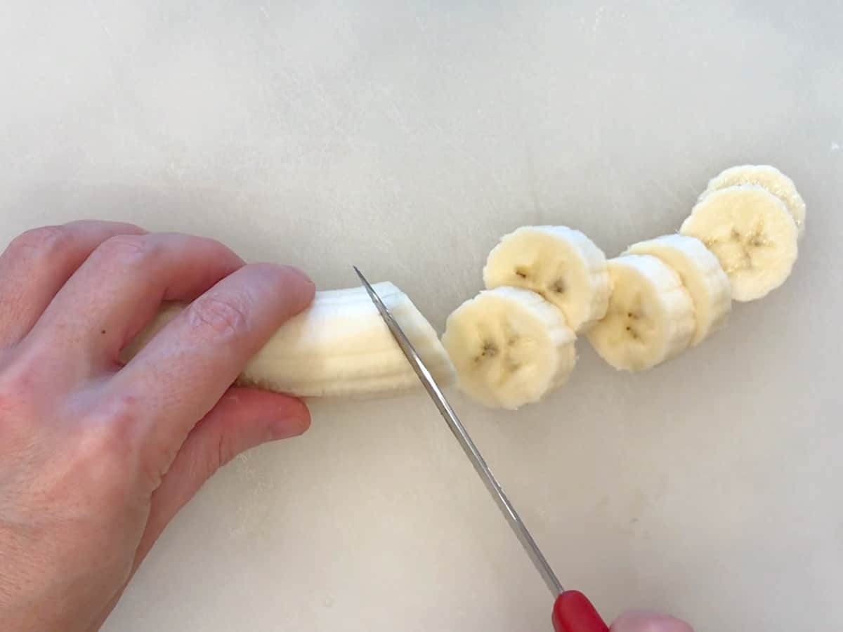 Slicing a banana evenly. 