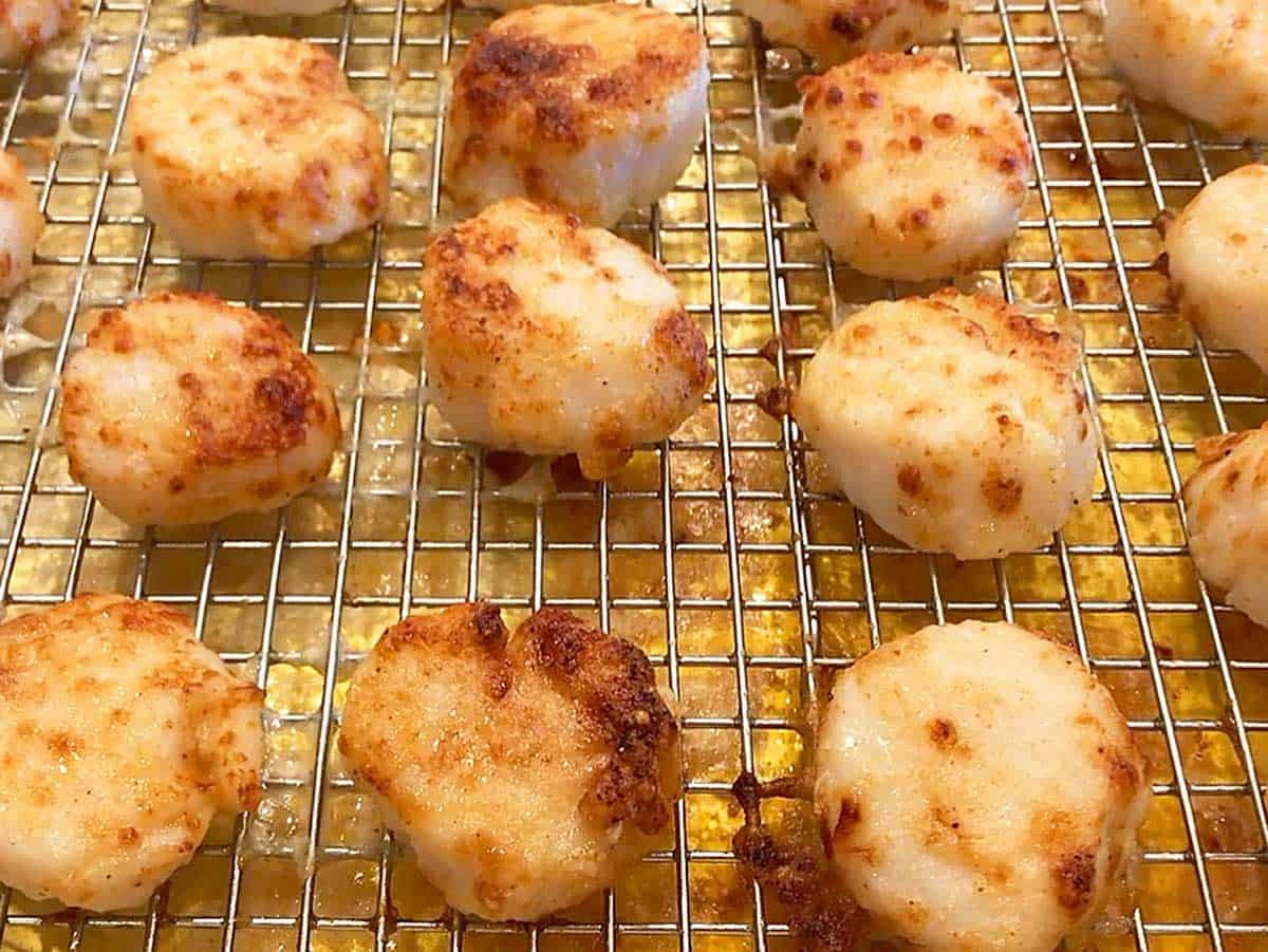 Broiled scallops are ready in the pan. 