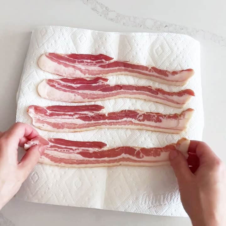 Four bacon slices placed on paper towels.