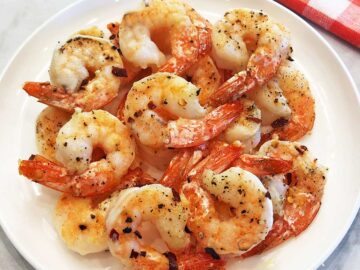 The baked shrimp are served.