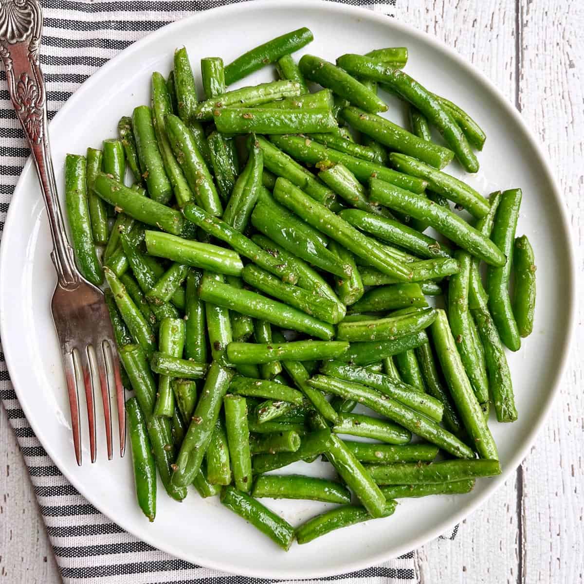 Sauteed green beans that were cut into bite-size pieces.