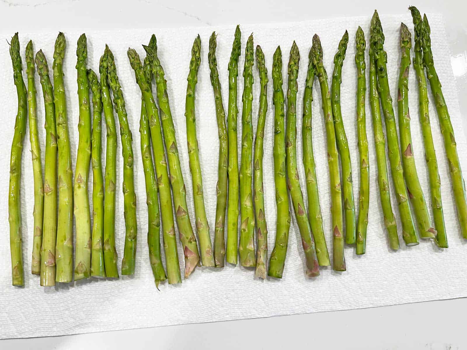 Drying the asparagus on paper towels.