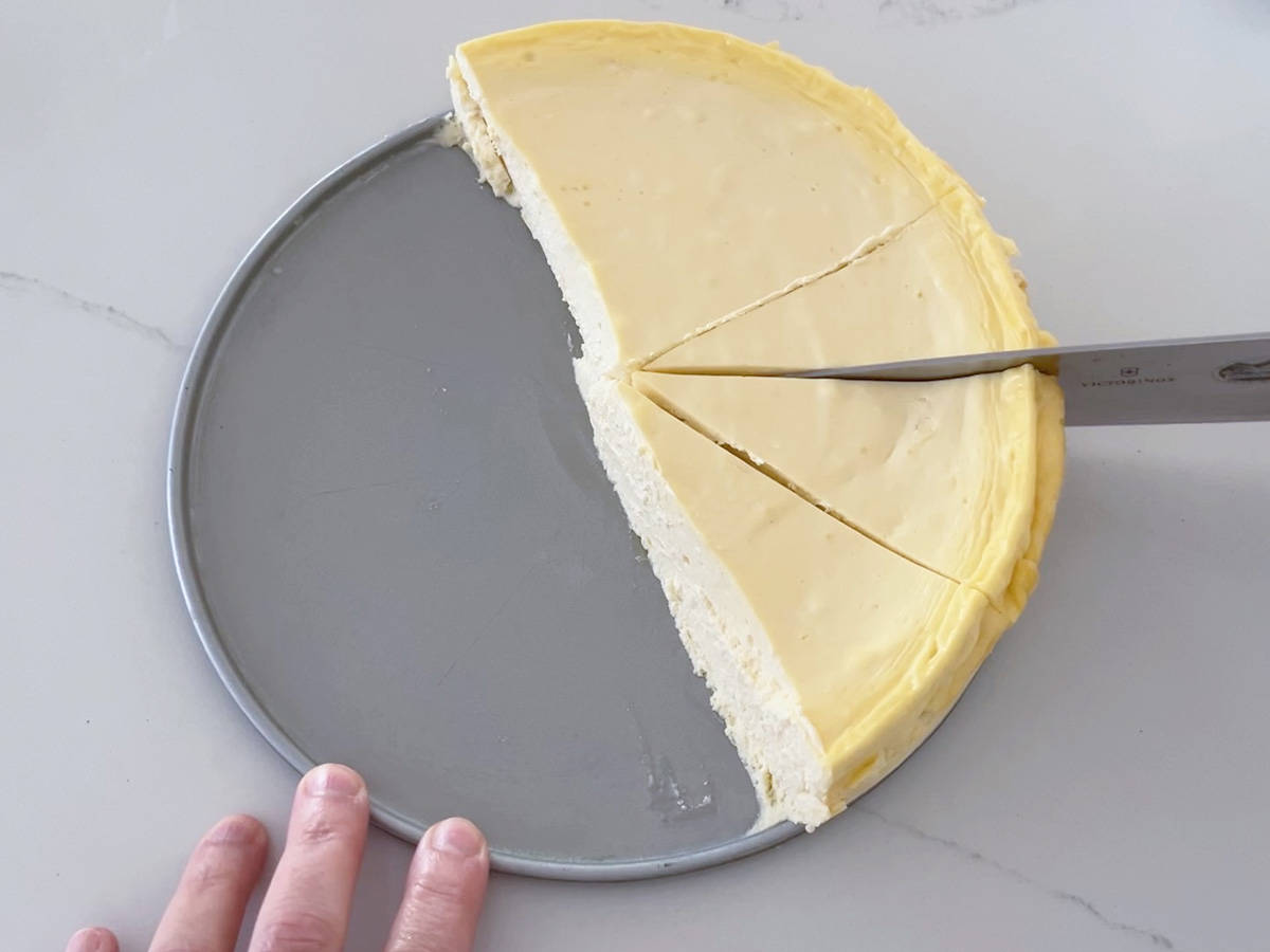 Slicing the cheesecake.