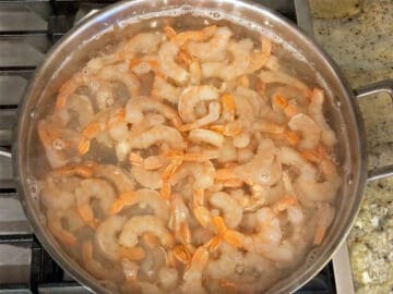 Boiling the shrimp.