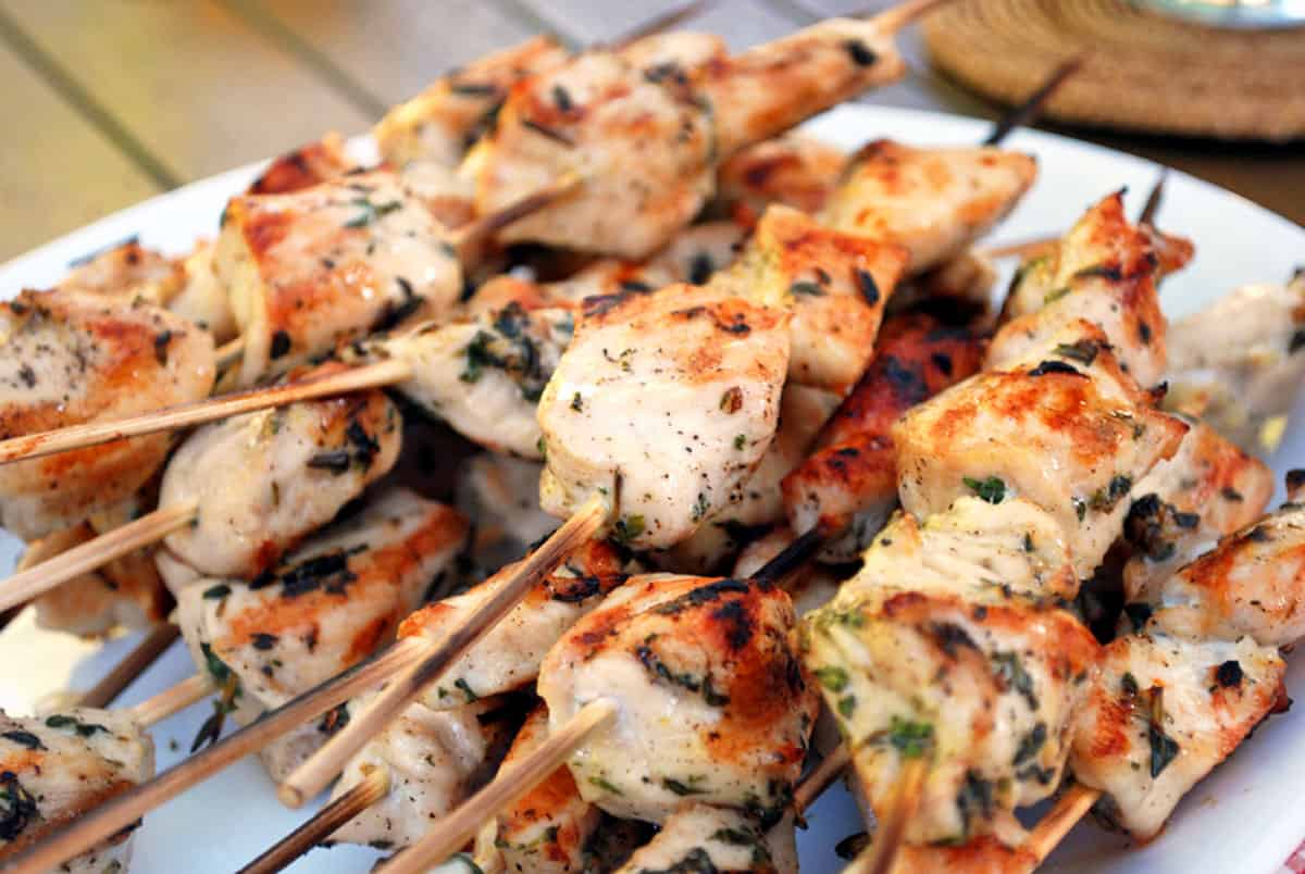 Grilled chicken skewers made with bamboo skewers.