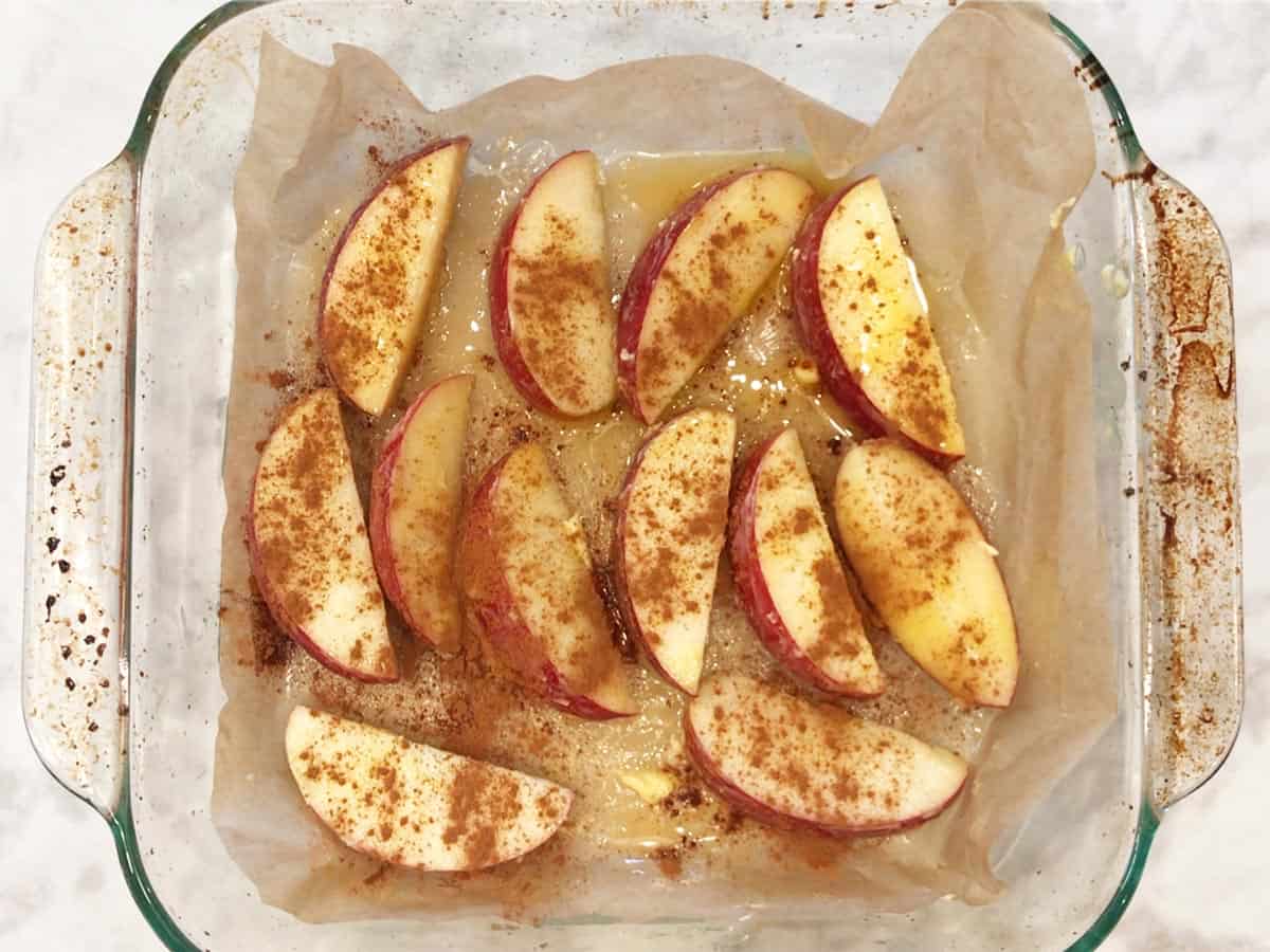 The apple slices were sprinkled with cinnamon.