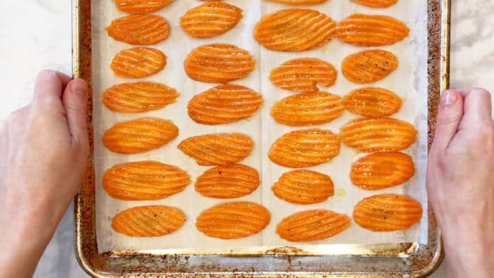 The carrot slices are arranged in the pan.
