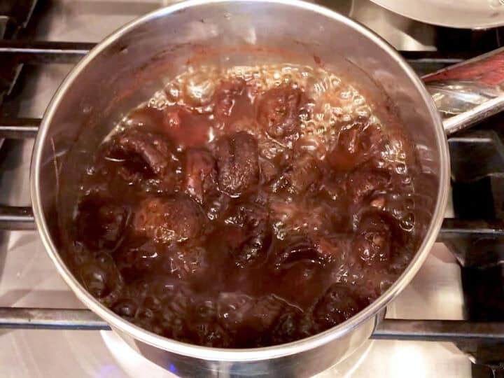 The prunes are ready in the saucepan.