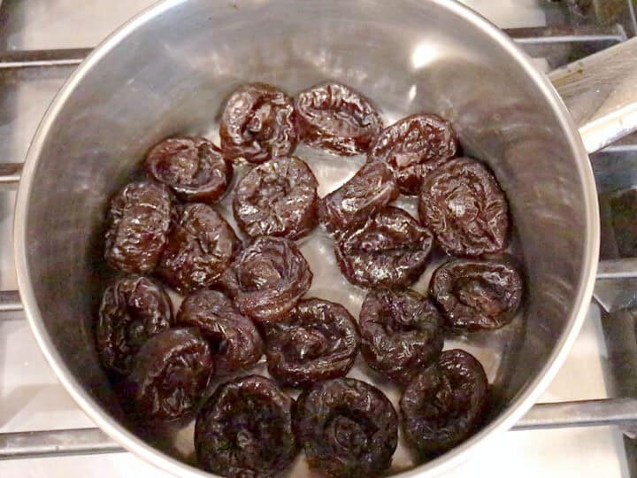 The prunes were placed in the saucepan.