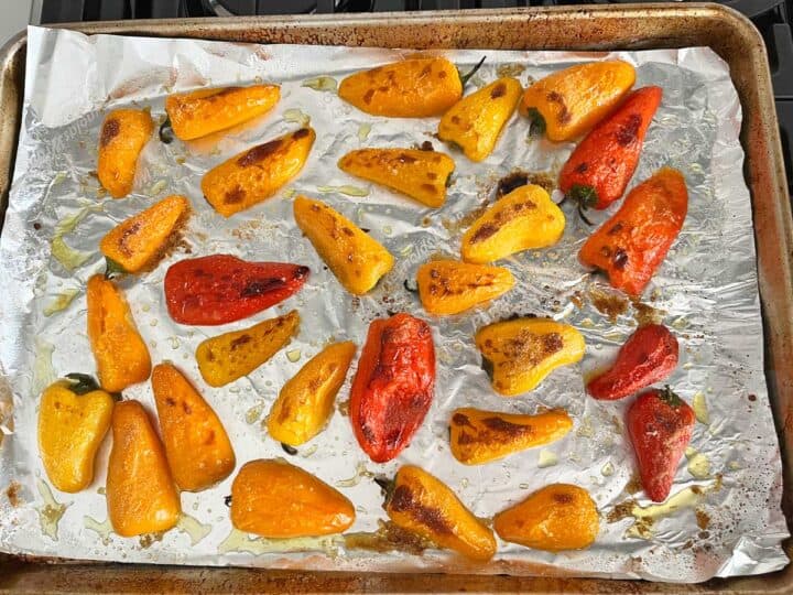 The peppers are on the pan, ready to serve.