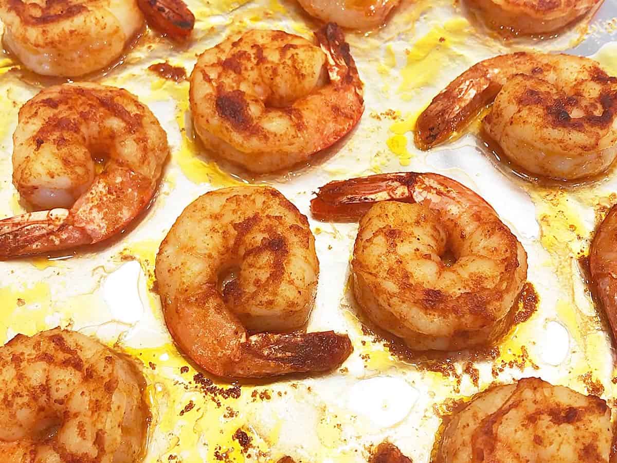 The shrimp are ready on the baking sheet.