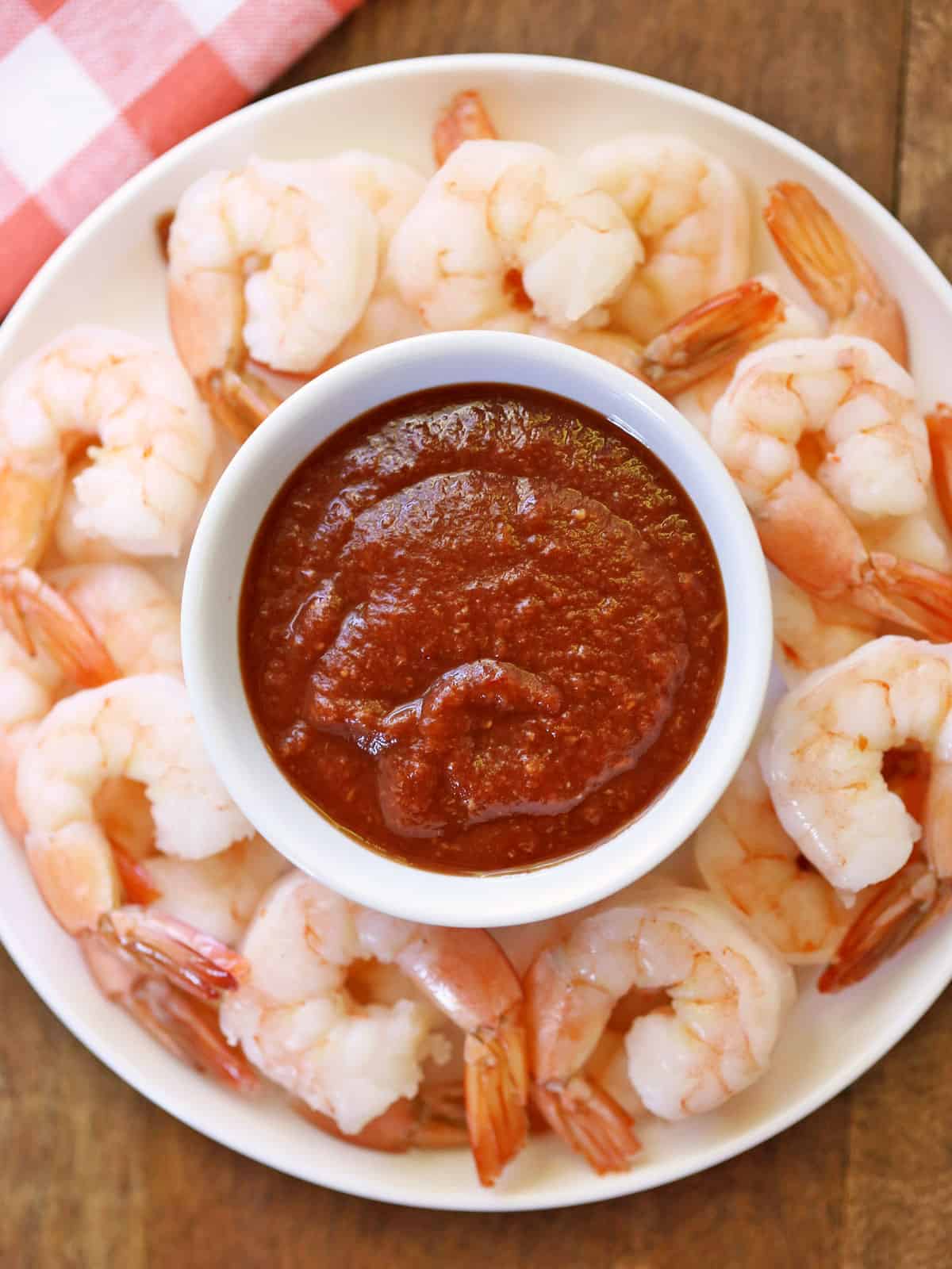 Keto cocktail sauce is served with shrimp.