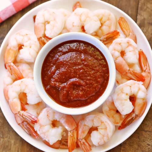 Keto cocktail sauce is served with shrimp.