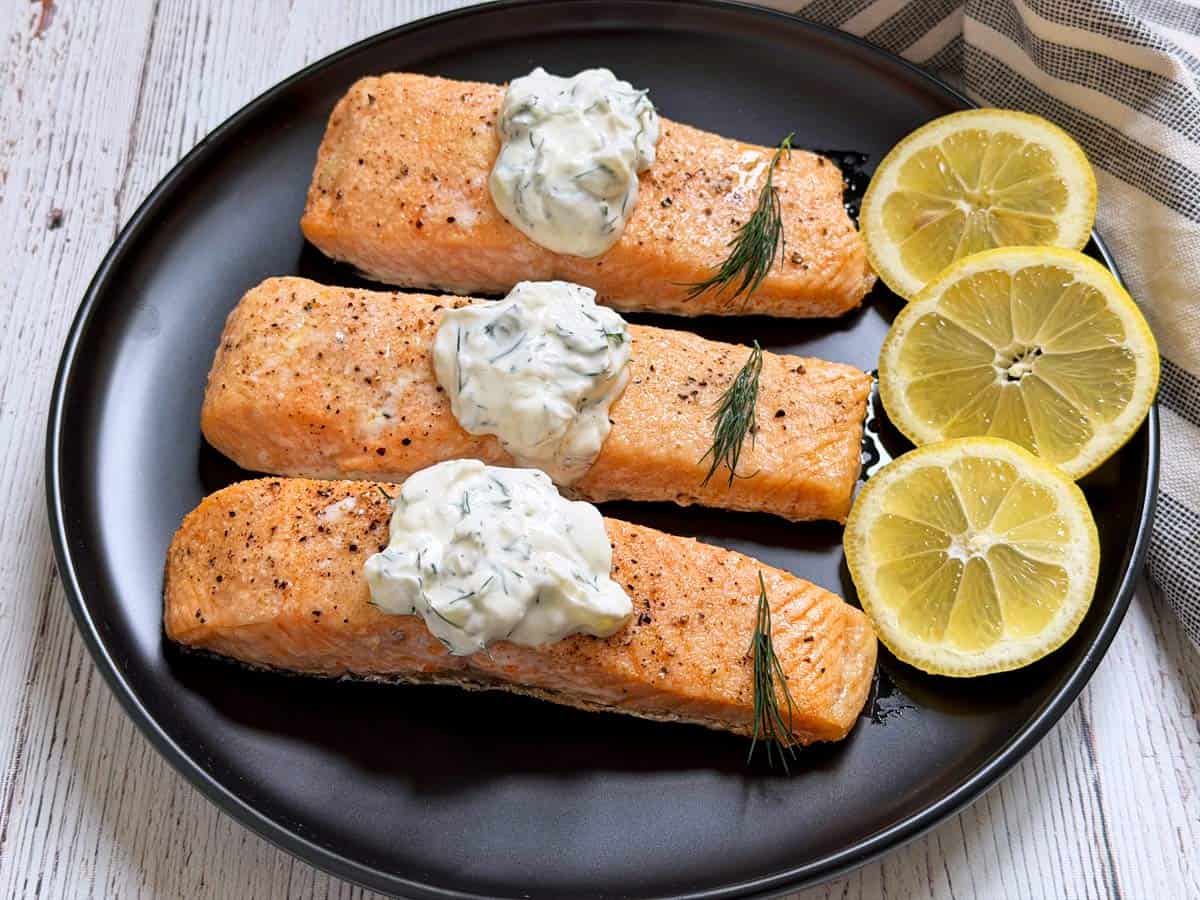 Tzatziki sauce is served with salmon.